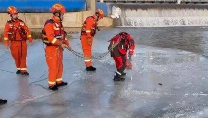 张家口被困冰下的冬泳大爷遗体被捞上岸，业内：人在冰层下会迷失方向，危险性极高