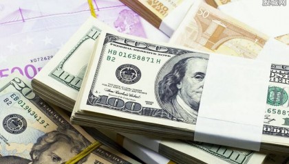 人民币跌破7.1：美元走强与特朗普政策影响下的未来走势