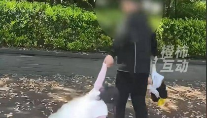 画面令人胆战心惊！男子拽两孩子胳膊转圈，女孩发声求饶