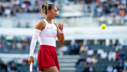 终于翻过高山！郑钦文首胜萨巴伦卡，晋级罗马赛4强