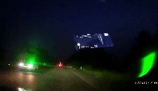 事发大连，司机被反道绿色强光直射眼部，瞬间失明2秒