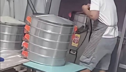 妻子抄起20斤油桶砸老公，“晚10秒，后果不堪设想……”