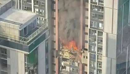 深圳悦府住宅起火初判因燃气爆炸，消防：坠楼人员已被120拉走