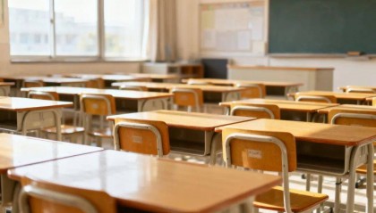 初中生赵某课间“抽凳子”致同学摔伤骨折，法院：赵某监护人赔偿3万余元