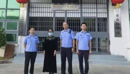 飞机航行途中吸烟，两女子被三亚警方拘留