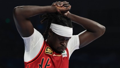 奥莫特:刘传兴全场都在做脏动作 CBA应保护曾凡博