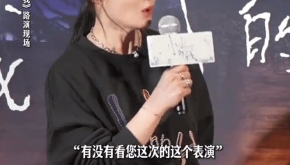 蒋勤勤称赞易烊千玺：对戏时好想拥抱他，很喜欢这个儿子