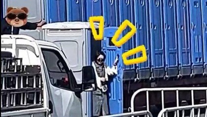 女子上移动厕所不料被带上了高速移动：开门瞬间懵了