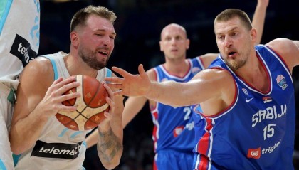 惨败塞尔维亚后 东契奇在更衣室与队友进行激烈交流