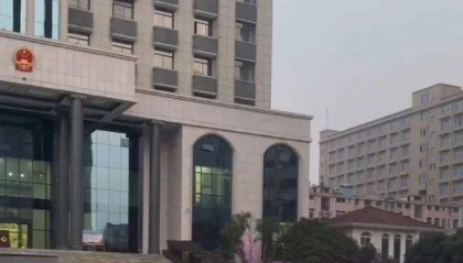 今日宣判！押送李铁的警车已进入法院