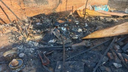 北京一女子烧柴火时未看护到位，火星吹入杂物堆引起火灾