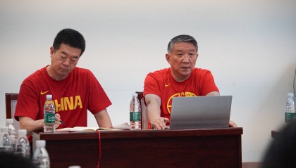 王治郅来到中国女篮集训基地 指导内线球员技术