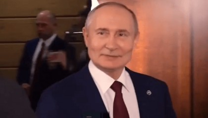 早安!世界丨普京：美若向乌提供“战斧”将摧毁俄美关系；美战争部长带3068人做俯卧撑创纪录