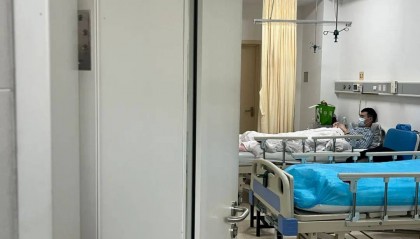 98年民警抓捕嫌犯时受伤流血，经调查嫌犯5人有3人患艾滋，最新进展：正留院观察