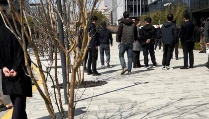 哪吒汽车供应商到上海总部讨债，高管回应“解散研发团队、全员降薪”