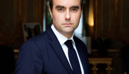 上任不足一月，法国新总理“闪辞”背后：马克龙的政治危机