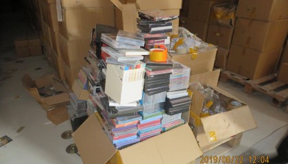 广州荔湾警方侦破特大非法经营案，查扣近288万张非法出版光碟
