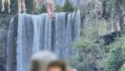 女生瀑布前拍视频，空中突然飘来一排人