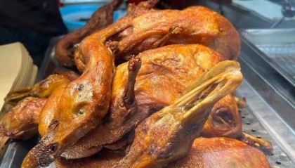 为什么一只活鸭上百元，一只烤鸭只要25元？