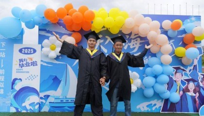 男生骗70岁父亲参加毕业典礼：父亲从未出过远门，为让父亲安心游玩隐瞒实际开销