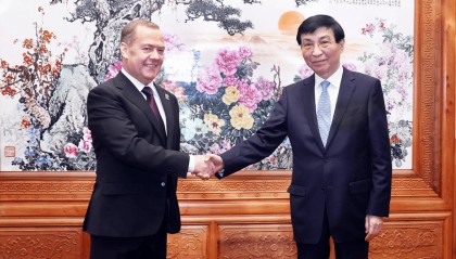 王沪宁会见俄罗斯统一俄罗斯党主席梅德韦杰夫