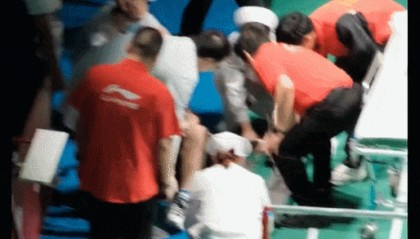 比赛中突发意外，世界第一被抬上担架