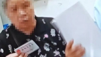 84岁老太被大女儿带出养老院，取光40万存款！小女儿：养老院应担责