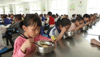 中小学食堂岂能成为套取资金的提款机 | 新京报快评