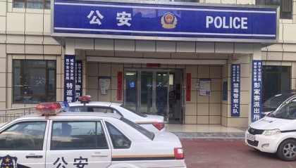 母亲未做核酸遭民警责骂，男子插话后被群殴，涉案3名警员公开受审