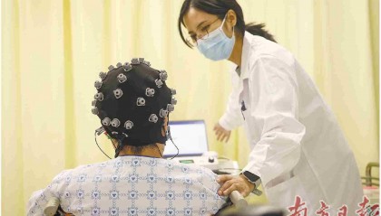 “脑机接口”助患者实现“意念抬手”