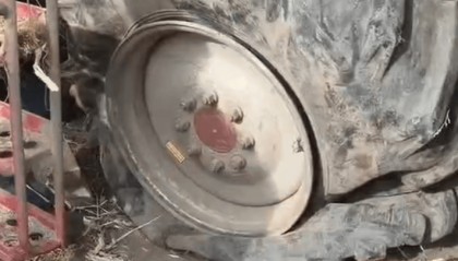 黑龙江农民收地疑遭恶意投放角铁，自发筹款找“凶手”？当地回应