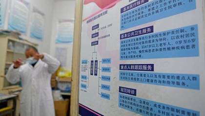 村医开卫生室年入近20万，村民买10块钱药也要讲价