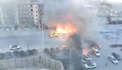 辽宁营口半挂车当街自燃并喷溅致伤亡，原因正调查！画面曝光
