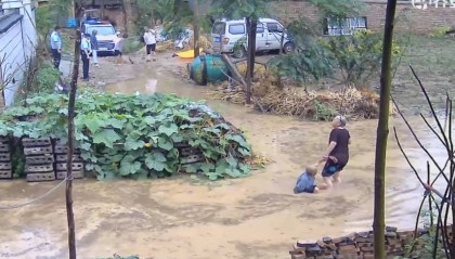 河南八旬老人水中摔倒民警未搀扶事件最新进展：当地相关负责人向家属当面道歉