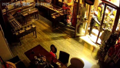 大同古城一店铺因未按要求彻夜亮灯被撬锁开灯，官方：不合适，正处理