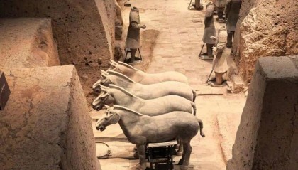 4个月前男子跳入俑坑推倒两尊兵马俑致其受损，知情人：在修复当中，还未展出