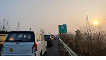 多名车主沪渝高速遭遇严重堵车：有人一晚上开1公里，有人熄火睡觉被交警叫醒