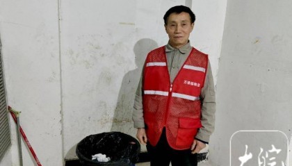 合肥一保洁员在垃圾桶捡到10万元现金后报警：不是自己的钱，再多都不能要