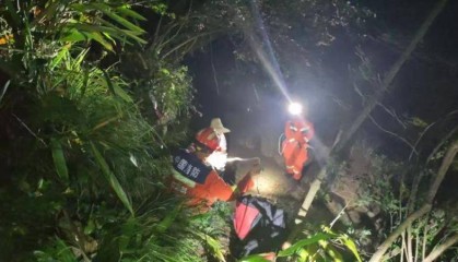 湖北宜昌一男子进山放松心情被困 消防员8小时翻山越岭救援