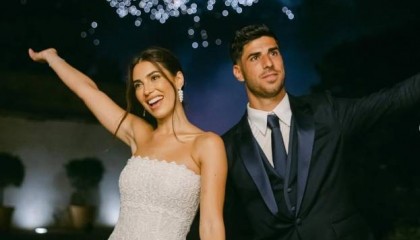 太阳报也翻车阿森西奥早就与前妻离婚，太阳报仍介绍她为妻子