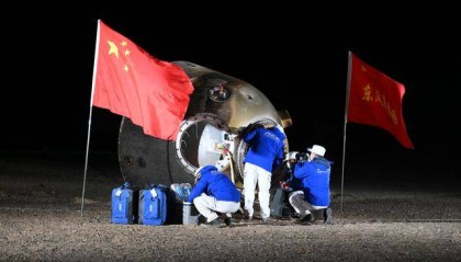 新华全媒+丨神舟十八号载人飞船返回舱成功着陆