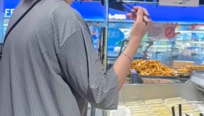 女子用超市公筷试吃咸菜后将筷子放回，涉事门店：已将咸菜下架送检