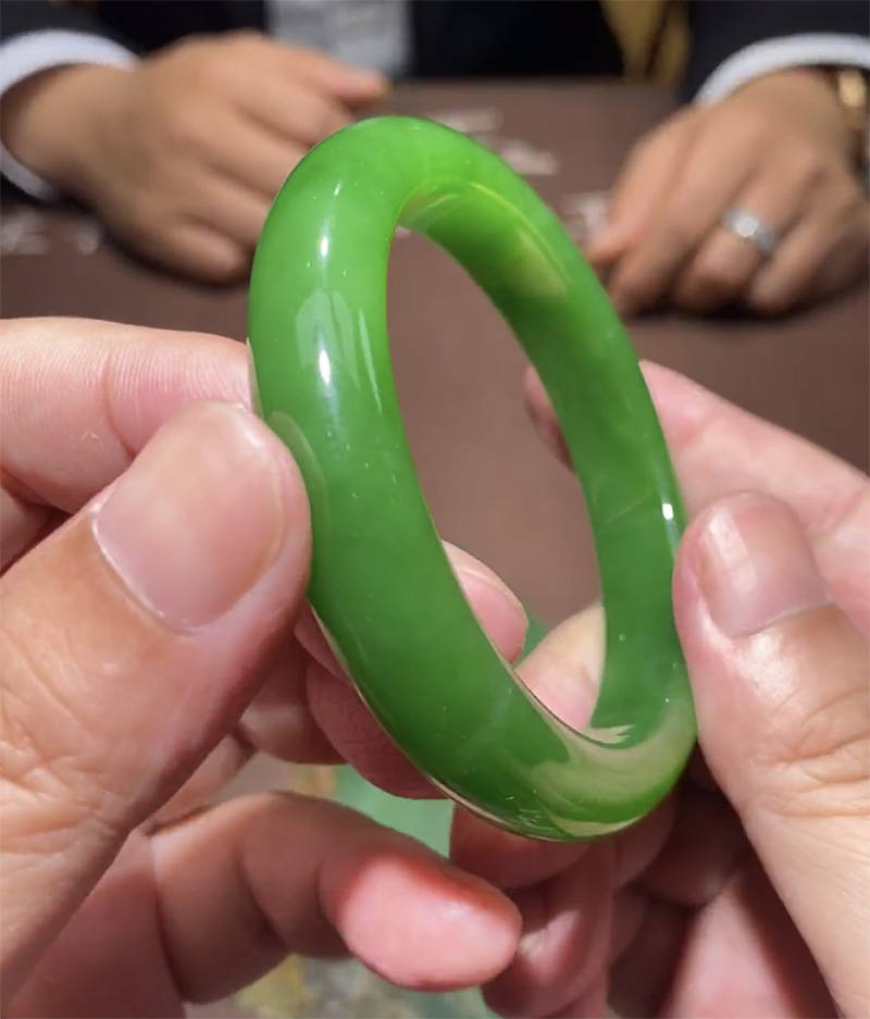 一张新和田玉碧玉价格走势图，克价两万的碧玉什么样？