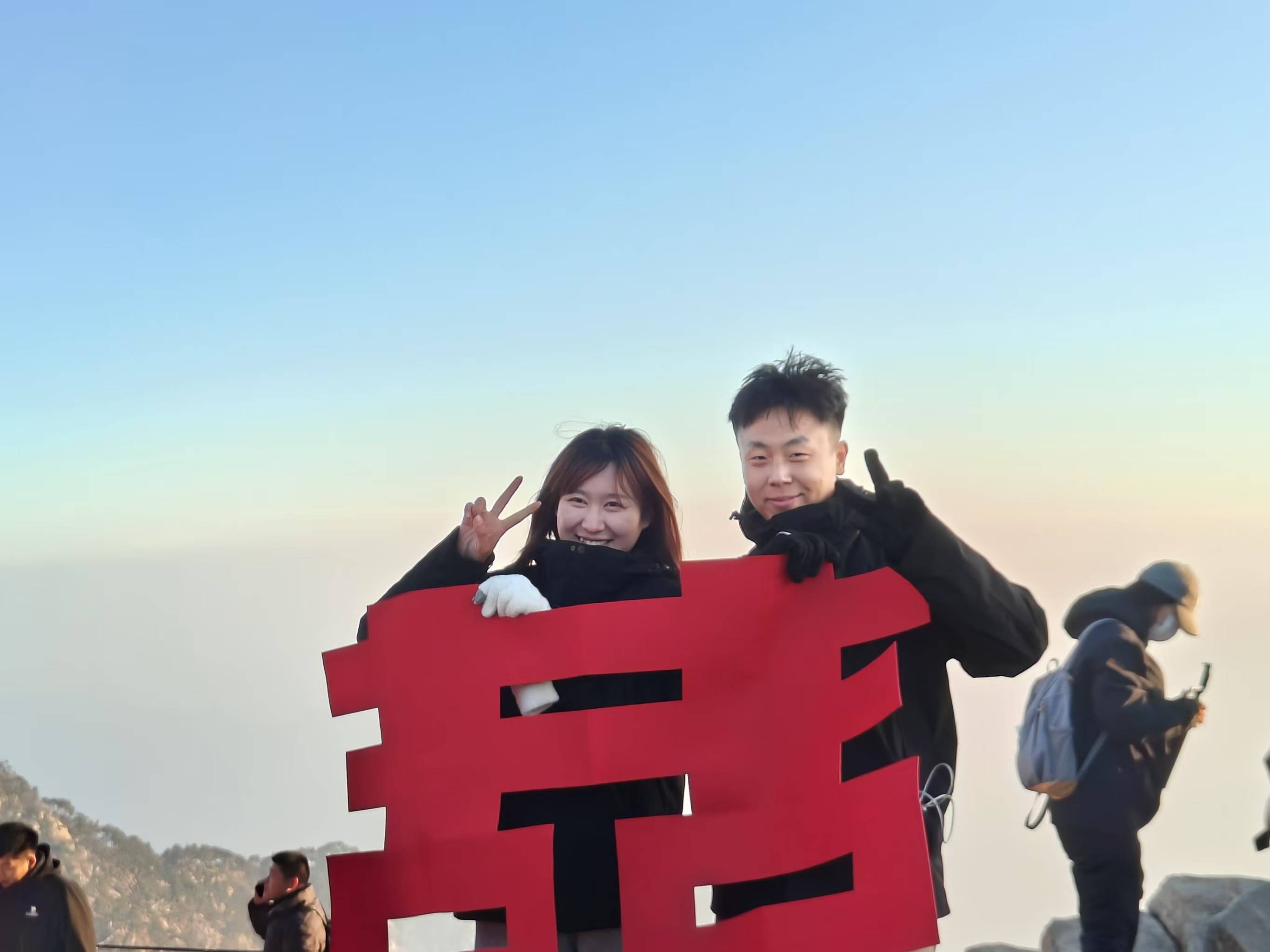 山东小伙在泰山山顶求婚,路人送上高脚杯和酒:普通求婚升华了