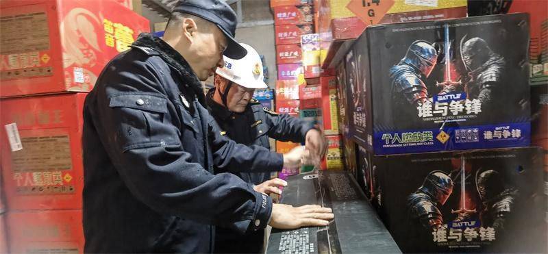 2人被刑拘!江苏南京警方查获一非法销售储存烟花爆竹窝点