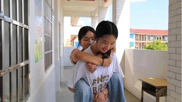 从6岁到14岁,衡阳初中女孩背患病玩伴上学8年:她对我来说很重要