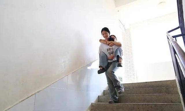 从6岁到14岁,衡阳初中女孩背患病玩伴上学8年:她对我来说很重要