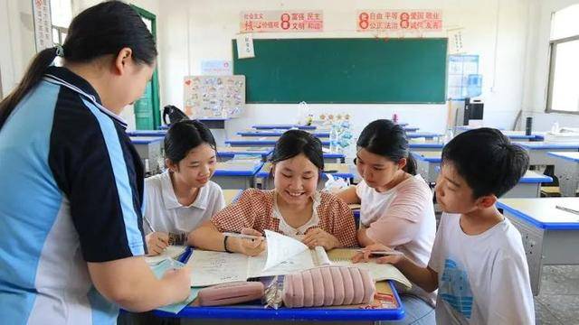 从6岁到14岁,衡阳初中女孩背患病玩伴上学8年:她对我来说很重要