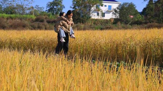 从6岁到14岁,衡阳初中女孩背患病玩伴上学8年:她对我来说很重要