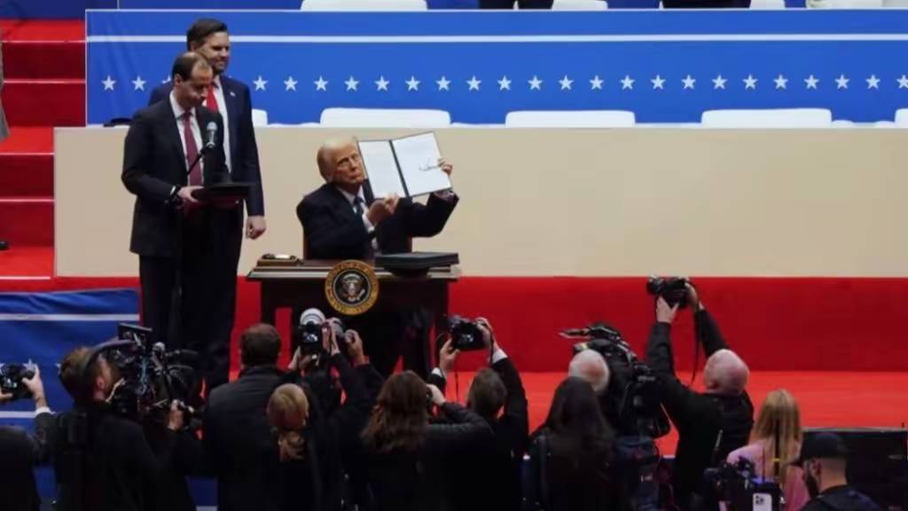 听到巨额欠款后,特朗普后悔了,重新“进群”的条件,竟然和中国有关